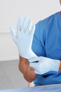 Steril eldiven yalıtılmış beyaz koyarak doktor