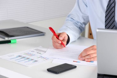 Masada oturan ve bir kağıt yazma iş adamı