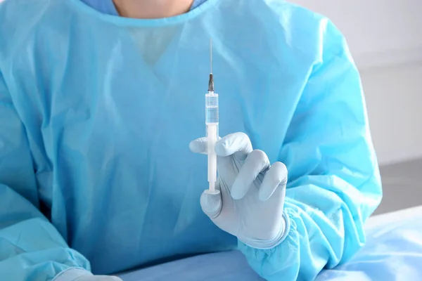 Spruta, medicinsk injektion i handen, handflatan eller fingrarna. Medicin plast vaccination utrustning med nål. Sjuksköterska läkare. Flytande läkemedel narkotiska. Hälso-och sjukvård på sjukhus. — Stockfoto