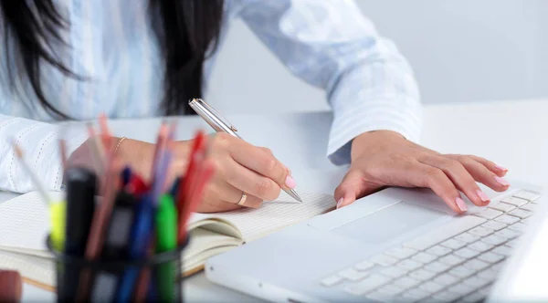 Femmes d'affaires assis sur le bureau et écrire un papier — Photo