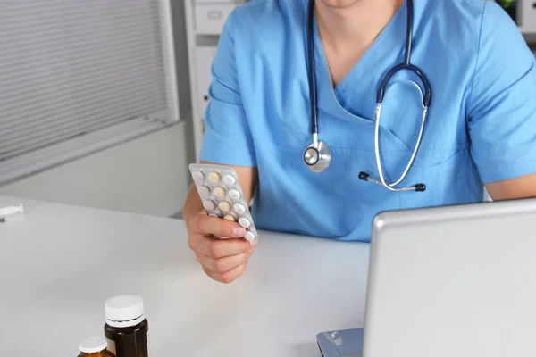 여러 가지 알약을 들고 있는 의사들의 손 — 스톡 사진