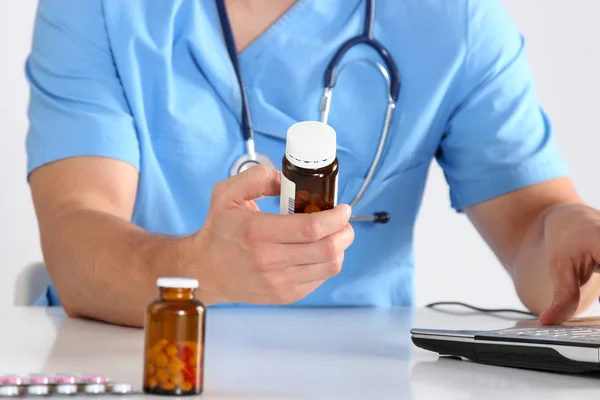 Ręka lekarzy trzymających wiele różnych tabletek — Zdjęcie stockowe