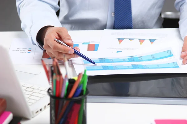 Empresário sentado na mesa e escrevendo um papel — Fotografia de Stock