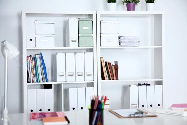 Moderne kantoor interieur met tafels, stoelen en boekenkasten — Stockfoto