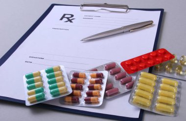 Pils, stetoskop, rx reçete üzerinde kalem portre.