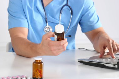 Doktorların elinde bir sürü farklı hap var.