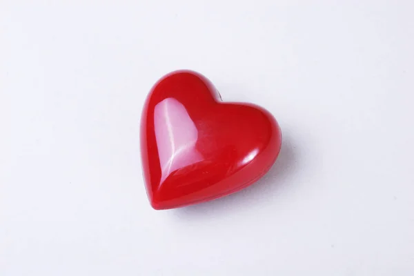 Corazón rojo aislado sobre fondo blanco — Foto de Stock