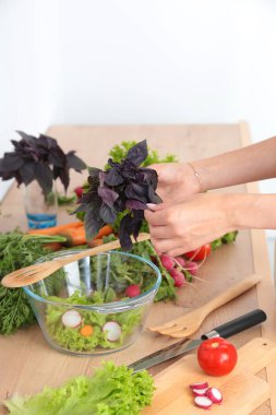 Kesme tahtası üzerinde taze sebze tencerede pişirme kavramı düşüyor