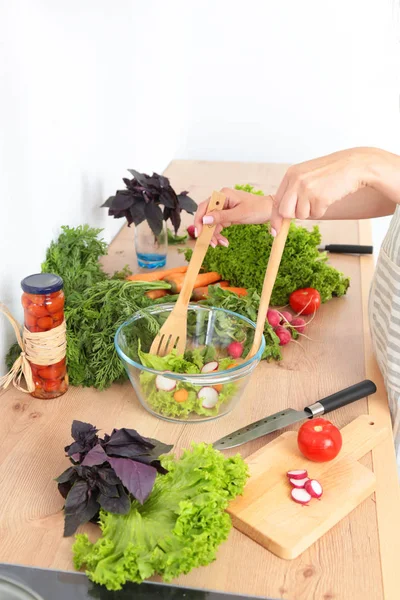 Kesme tahtası üzerinde taze sebze tencerede pişirme kavramı düşüyor