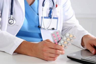 Doktorların elinde bir sürü farklı hap var.