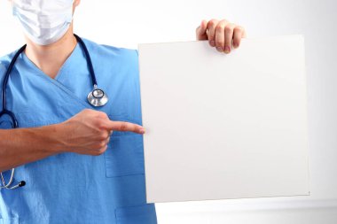 Boş afiş, beyaz arka plan üzerinde ayakta tutan doktor