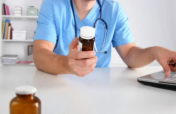 여러 가지 알약을 들고 있는 의사들의 손 — 스톡 사진