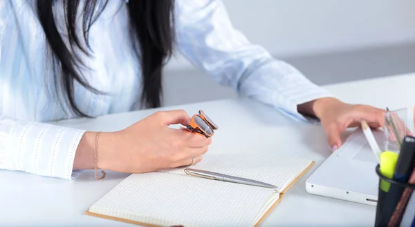 Üzleti nők asztalon ül, és írásban a papír — Stock Fotó