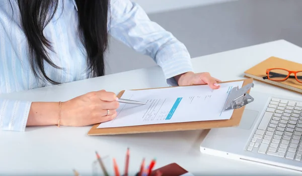 Mujeres de negocios sentadas en el escritorio y escribiendo un papel —  Fotos de Stock