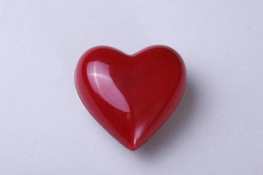 Kırmızı kalp beyaz arkaplanda izole