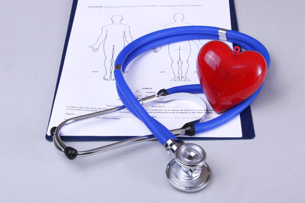 Красное сердце и стетоскоп на белом фоне