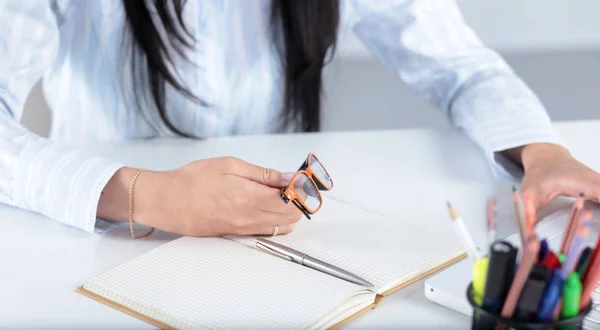 Femmes d'affaires assis sur le bureau et écrire un papier — Photo