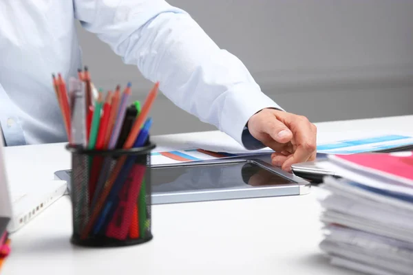 Empresário sentado na mesa e escrevendo um papel — Fotografia de Stock