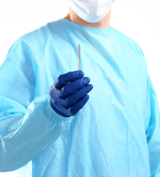 Muž chirurg držet skalpel v operačním sále — Stock fotografie
