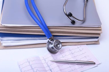 Klasör dosyası ve masanın üstüne stetoskop