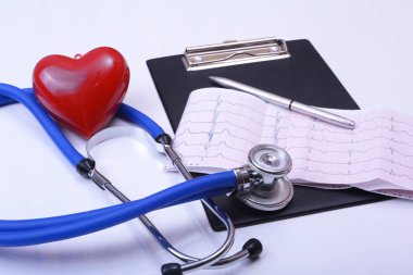 Kırmızı kalp ve beyaz arka planda steteskop.