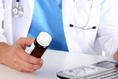 Doktorların elinde bir sürü farklı hap var.