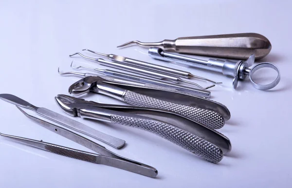 Cerrahi aletler ve araçlar için bir ameliyat masasında