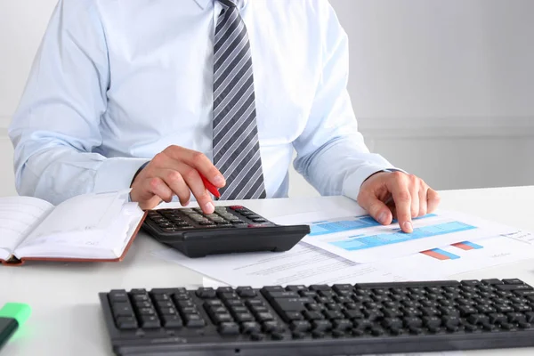 Masada oturan ve bir kağıt yazma iş adamı