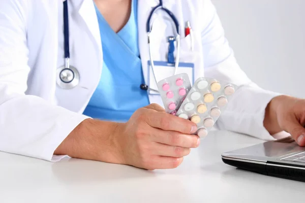 Рука врачей, держащих много различных таблеток — стоковое фото