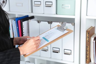 Office klasörü ile duran bir iş kadın portresi