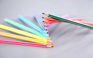 Beyaz arka planda izole edilmiş renkli kalemler. Kapatın..