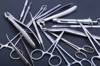 Cerrahi aletler ve araçlar için bir ameliyat masasında