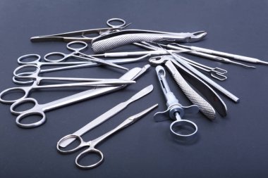 Cerrahi aletler ve araçlar için bir ameliyat masasında