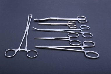 Cerrahi aletler ve araçlar için bir ameliyat masasında