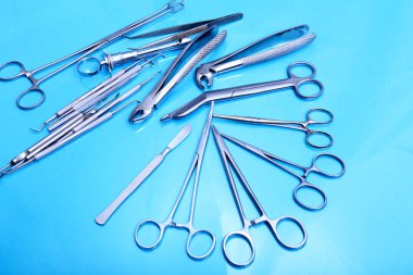 Cerrahi aletler ve araçlar için bir ameliyat masasında