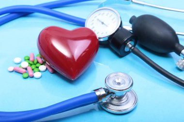 Kırmızı kalp ve mavi arka plan üzerinde bir stetoskop