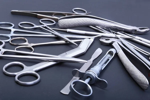 Instrumenty chirurgiczne i narzędzia w tabeli dla operacji — Zdjęcie stockowe