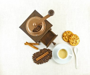 Kahve fincanı, bisküvi, değirmeni ve coffeebeans tablo