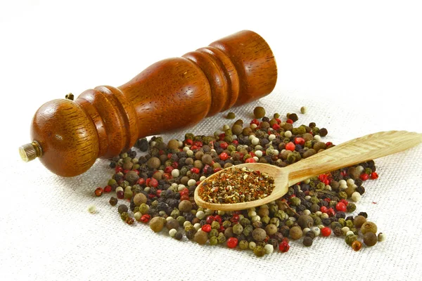 Spezie ed erbe aromatiche in ciotole di legno. Ingredienti della cucina alimentare. Colorato — Foto Stock