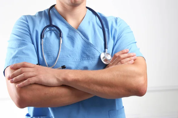 Bir doktor stetoskop ayakta beyaz arka plan üzerinde izole ile portresi — Stok fotoğraf