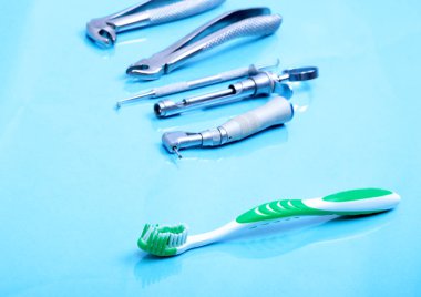 Diş Bakımı diş fırçası Diş hekimi araçları ayna arka plan üzerinde ile.