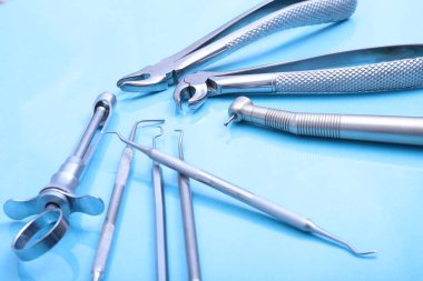 Cerrahi aletler ve araçlar için bir ameliyat masasında