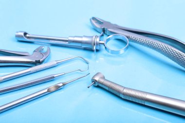 Cerrahi aletler ve araçlar için bir ameliyat masasında