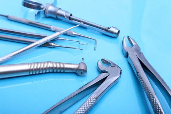 Instrumentos cirúrgicos e ferramentas na mesa para uma cirurgia — Fotografia de Stock