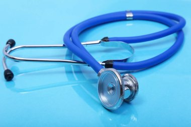 Kırmızı kalp ve beyaz arka planda steteskop.