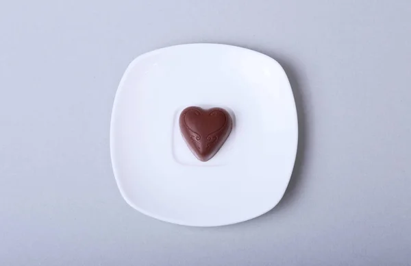 Delicadeza pralinés de chocolate hechos a mano en platillo blanco . — Foto de Stock