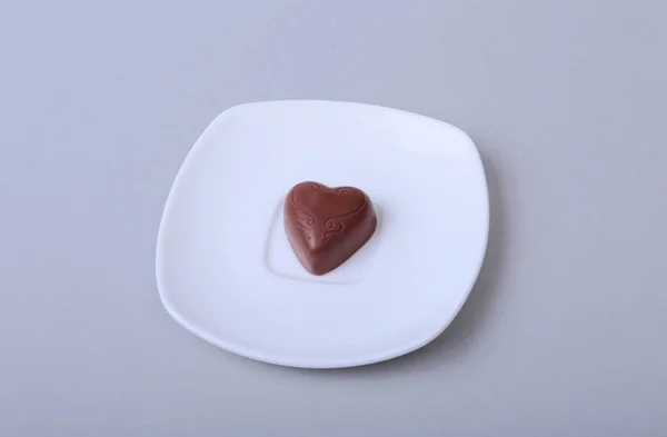 Delicadeza pralinés de chocolate hechos a mano en platillo blanco . — Foto de Stock