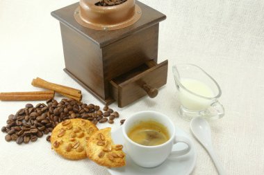 Kahve fincanı, bisküvi, değirmeni ve coffeebeans tablo