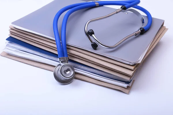 Closeup stetoskop, kırmızı kalp rx reçeteli ve telefon