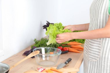 Kesme tahtası üzerinde taze sebze tencerede pişirme kavramı düşüyor